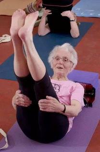 泰国网红奶奶健身视频,活力满满，年龄不再是限制